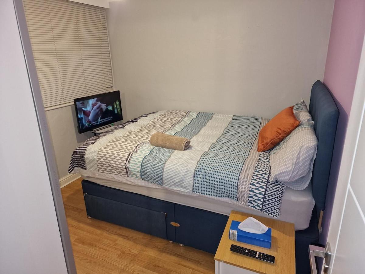 Nightrest Homes Hemel Hempstead Smart Tv In Each Room - Parking Buitenkant foto