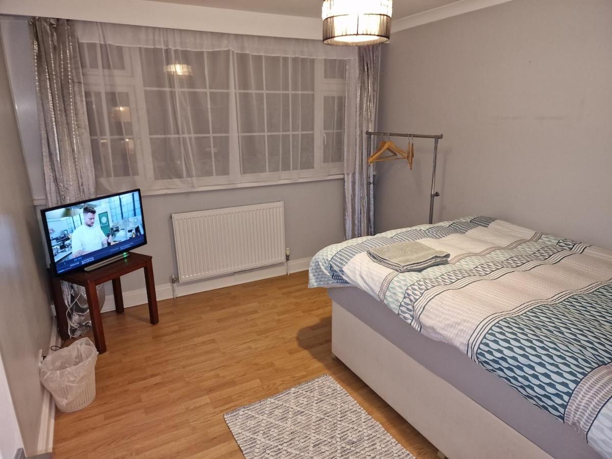 Nightrest Homes Hemel Hempstead Smart Tv In Each Room - Parking Buitenkant foto