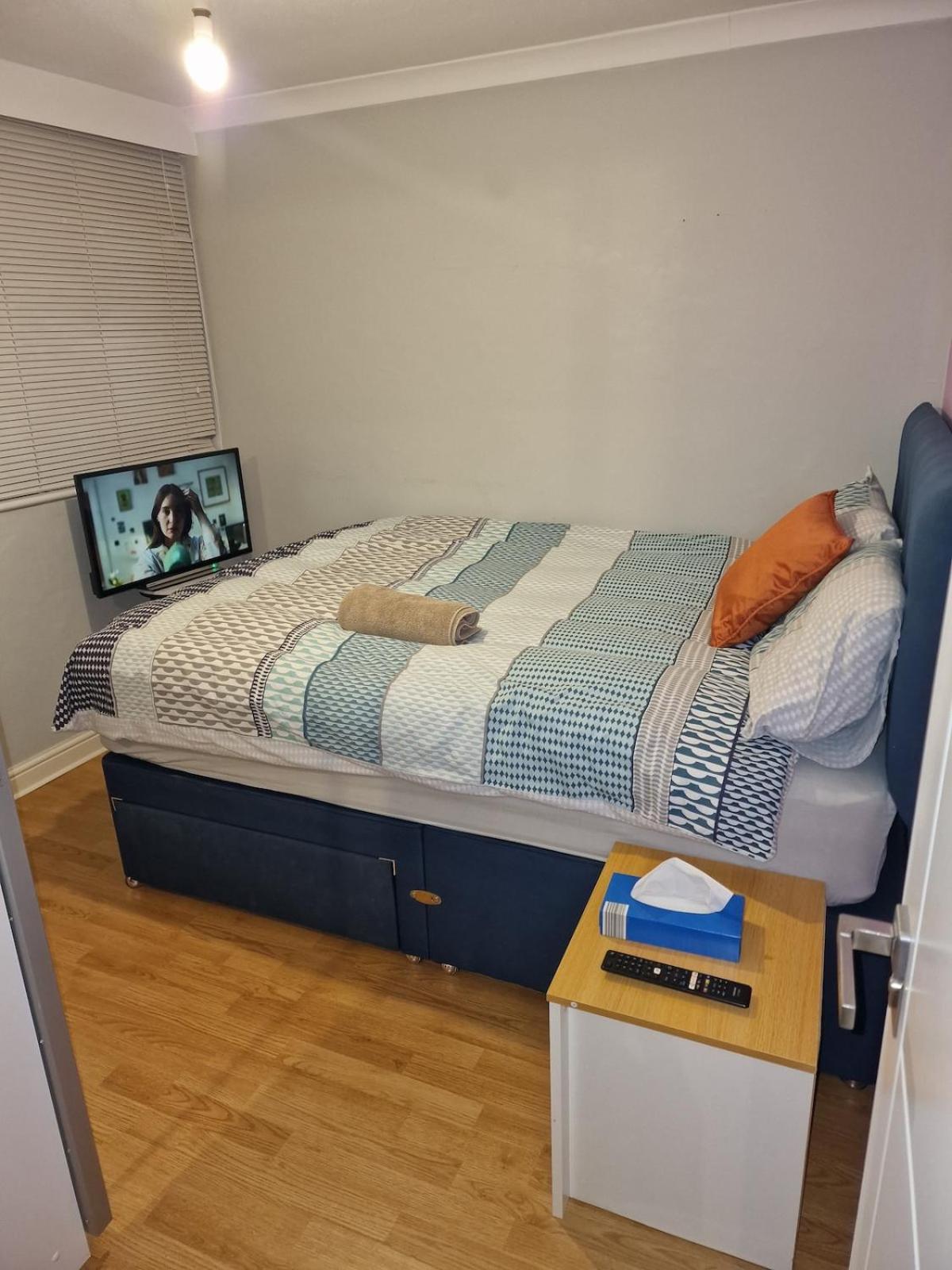 Nightrest Homes Hemel Hempstead Smart Tv In Each Room - Parking Buitenkant foto